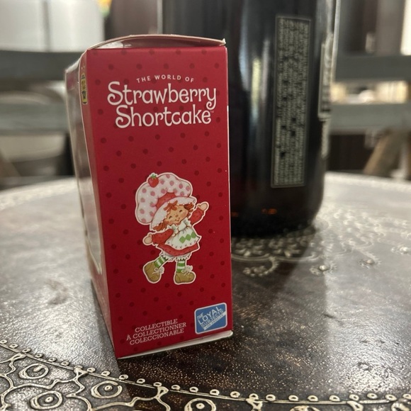 New in box! The World of strawberry shortcake Rare Strawberry Shortcake CheeBee! - Picture 3 of 4